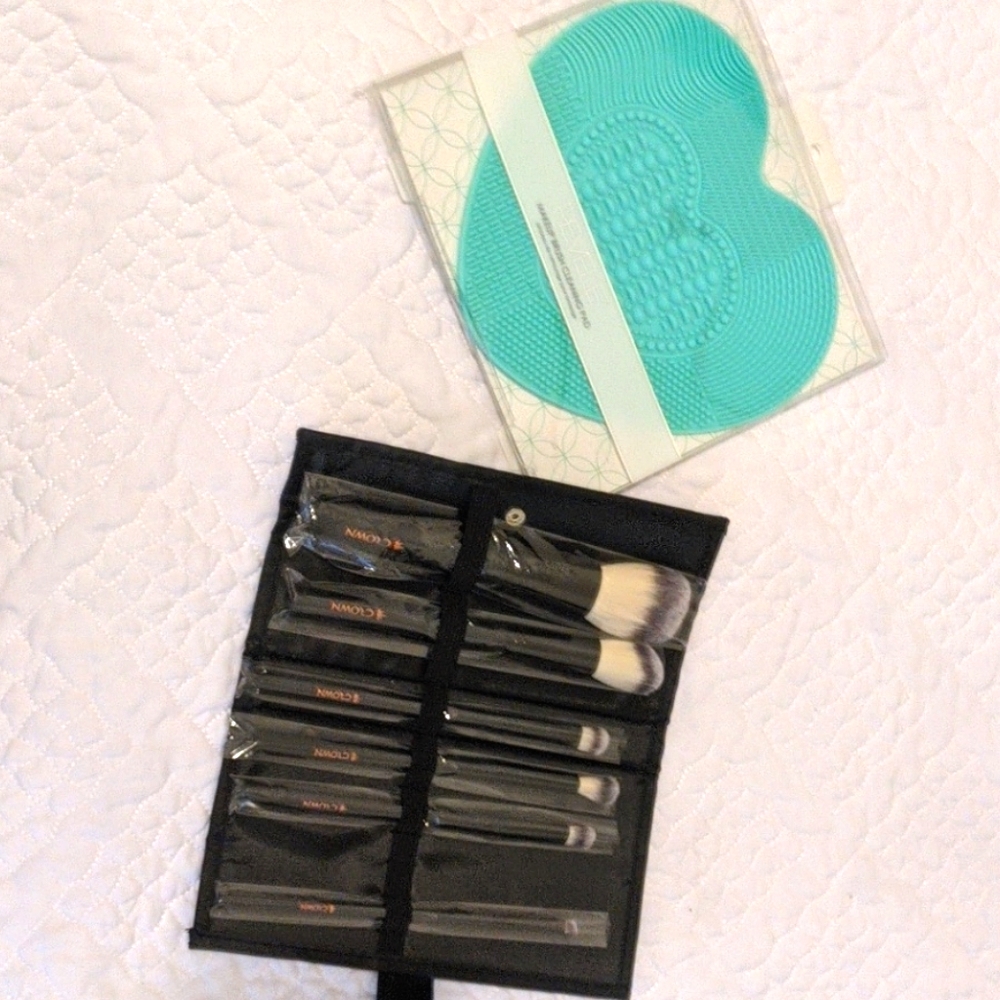 Makeup brush cleaning pad & makeup brushes